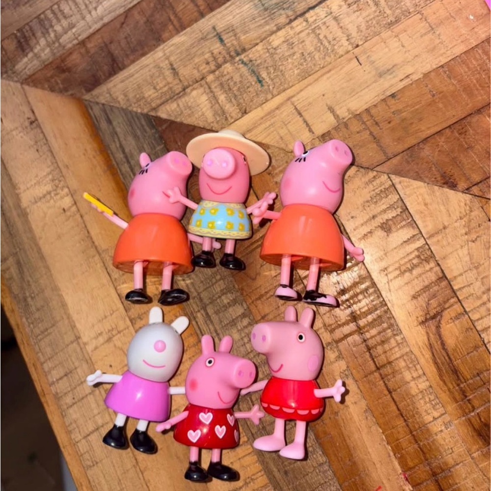 Peppa Pig Family Playset - Pink, Red, Purple